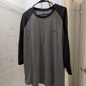 Oakley Men's 3/4 Sleeve Shirt in Gray and Black